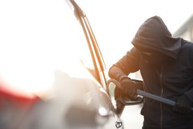Los ladrones usan grilletes para entrar a los autos robados